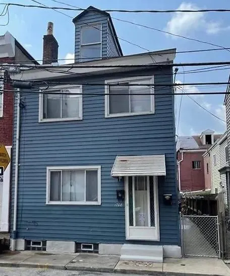 3 Bedroom Southside Pad - Sleeps 8 - Amazing Location Pittsburgh 0*,